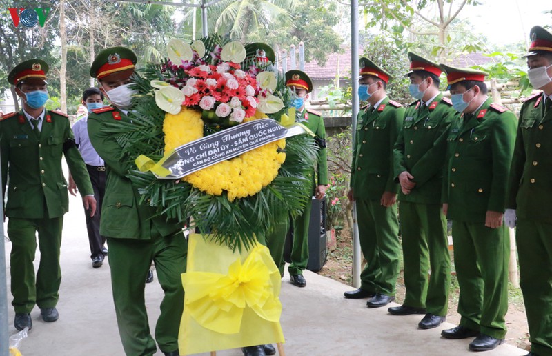 nghẹn ngào đưa tiễn thượng úy công an hy sinh khi bắt tội phạm hình 2 nghen ngao dua tien thuong uy cong an hy sinh khi bat toi pham hinh 2