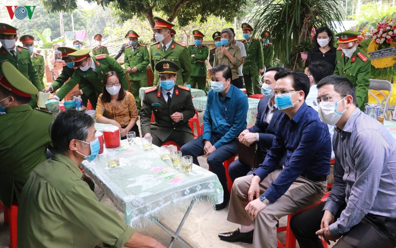 nghẹn ngào đưa tiễn thượng úy công an hy sinh khi bắt tội phạm hình 5 nghen ngao dua tien thuong uy cong an hy sinh khi bat toi pham hinh 5
