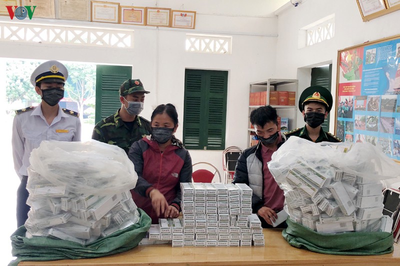 bat mot phu nu van chuyen 40 kg thuoc tan duoc lau hinh 1