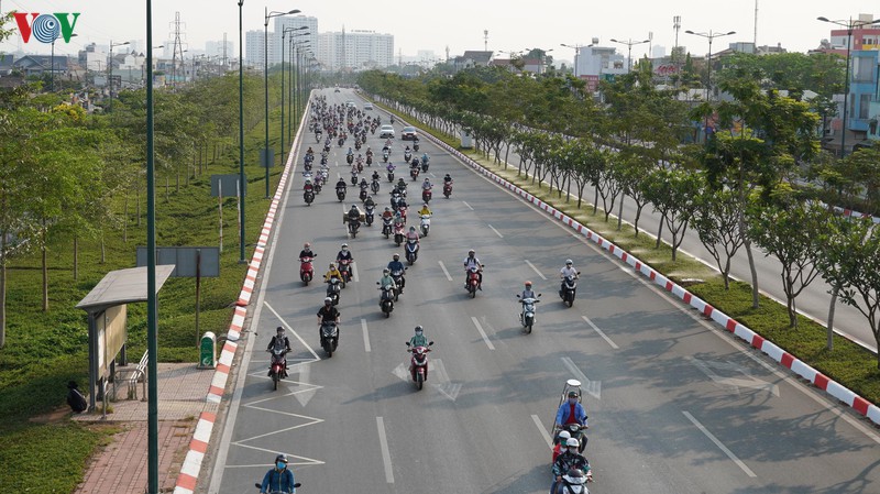 ngay dau cach ly toan xa hoi, duong pho tphcm da vang hon hinh 2