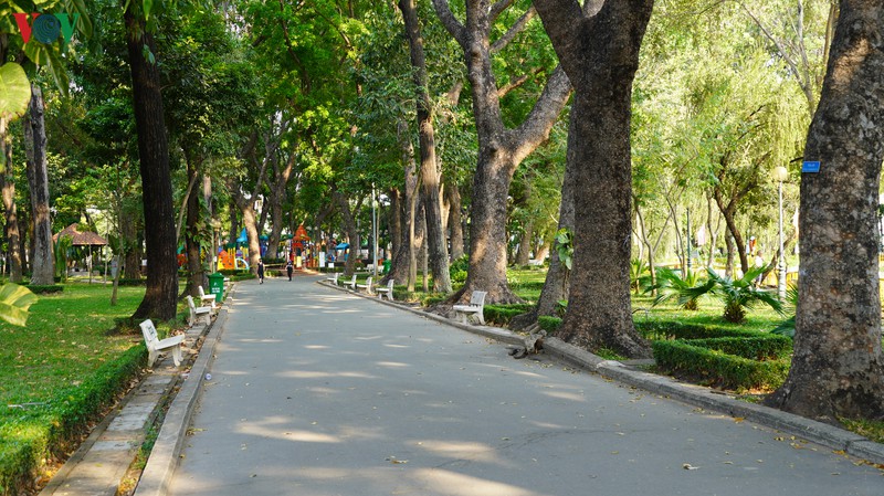 anh: duong pho tp.hcm vang ve trong ngay dau cach ly toan xa hoi hinh 9