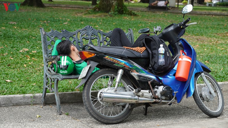 anh: duong pho tp.hcm vang ve trong ngay dau cach ly toan xa hoi hinh 10