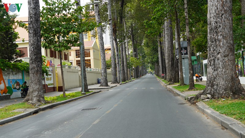anh: duong pho tp.hcm vang ve trong ngay dau cach ly toan xa hoi hinh 11