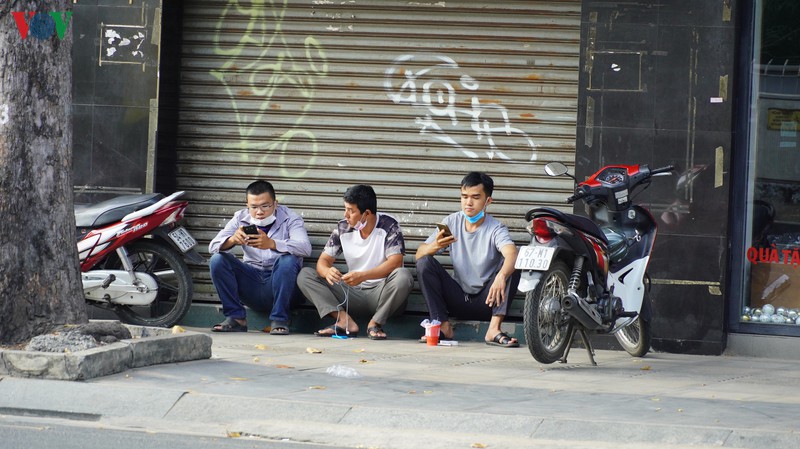 anh: duong pho tp.hcm vang ve trong ngay dau cach ly toan xa hoi hinh 16