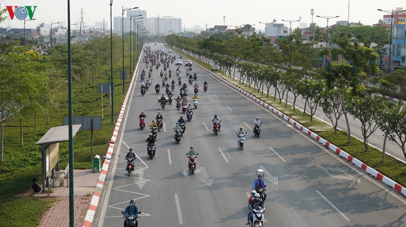 anh: duong pho tp.hcm vang ve trong ngay dau cach ly toan xa hoi hinh 2
