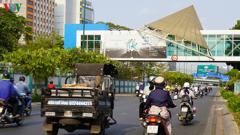 anh: duong pho tp.hcm vang ve trong ngay dau cach ly toan xa hoi hinh 3