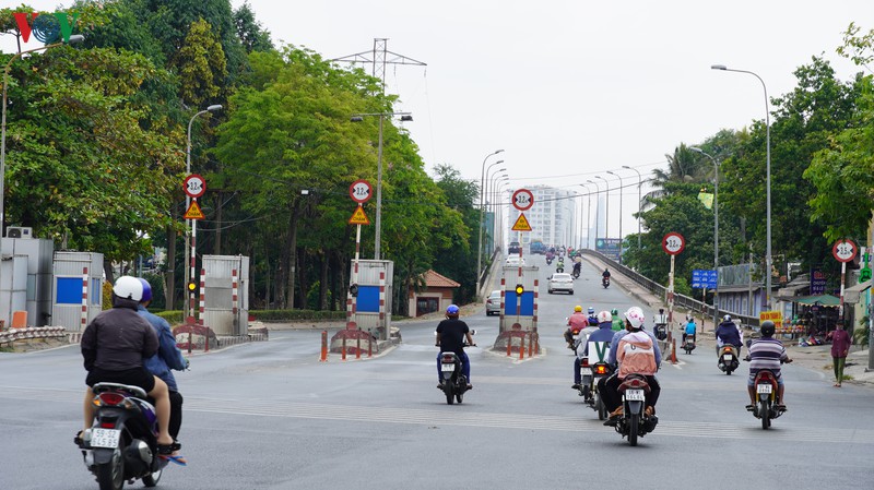 anh: duong pho tp.hcm vang ve trong ngay dau cach ly toan xa hoi hinh 4