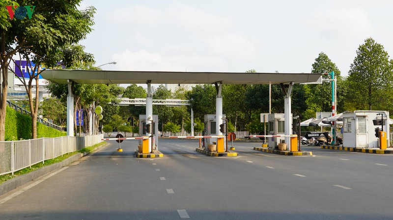 anh: duong pho tp.hcm vang ve trong ngay dau cach ly toan xa hoi hinh 5