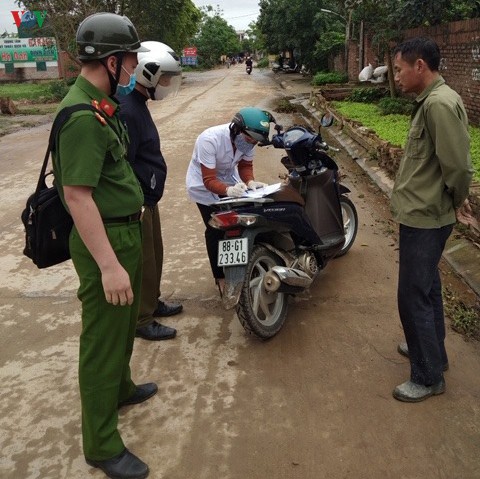 xu phat 2 co so kinh doanh va 73 nguoi dan khong chap hanh phong chong dich covid-19 hinh 1