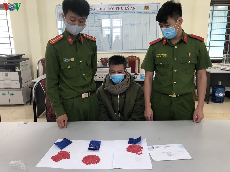 giau ma tuy trong vo hop banh van bi phat hien, bat giu hinh 1