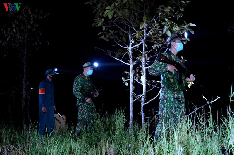 anh: tuan tra bien gioi xuyen dem phong dich covid-19 hinh 10