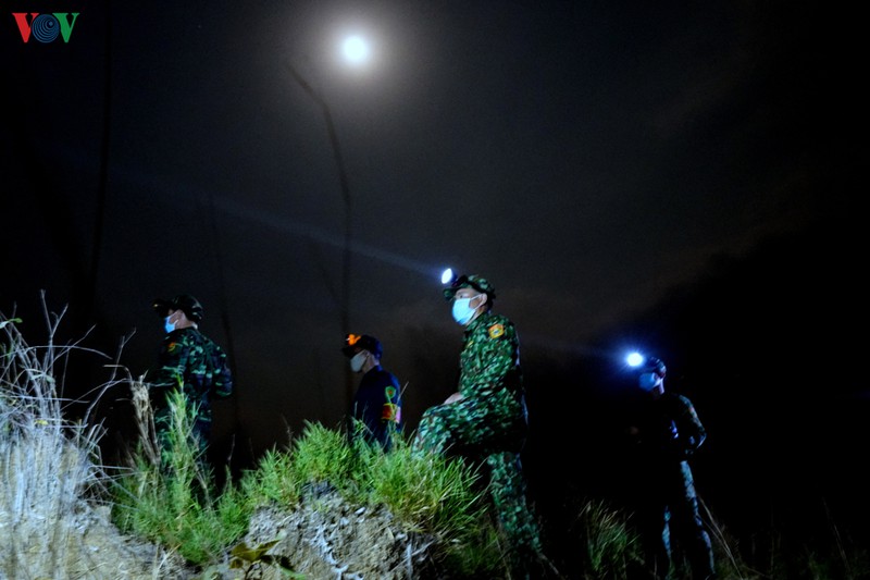 anh: tuan tra bien gioi xuyen dem phong dich covid-19 hinh 11