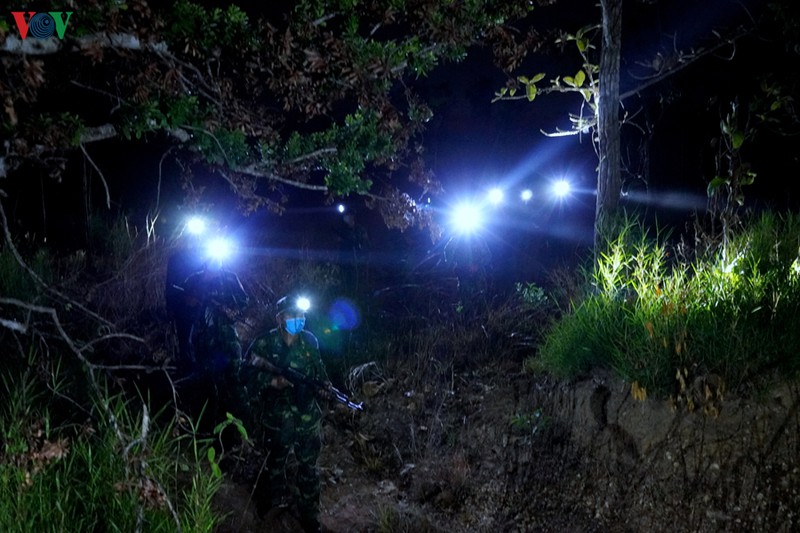 anh: tuan tra bien gioi xuyen dem phong dich covid-19 hinh 12