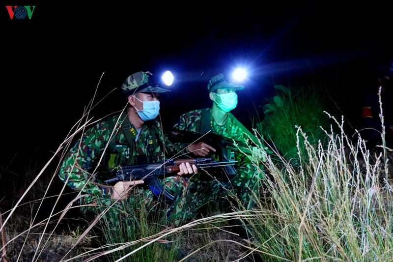 anh: tuan tra bien gioi xuyen dem phong dich covid-19 hinh 13