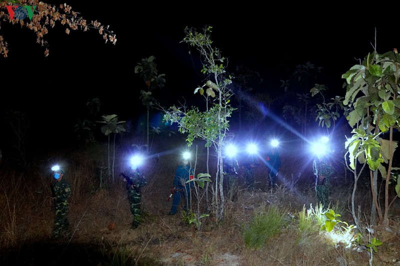 anh: tuan tra bien gioi xuyen dem phong dich covid-19 hinh 14