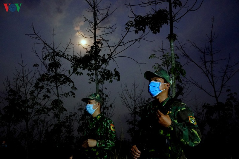 anh: tuan tra bien gioi xuyen dem phong dich covid-19 hinh 15