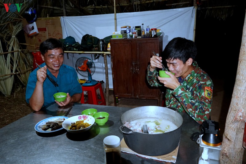 anh: tuan tra bien gioi xuyen dem phong dich covid-19 hinh 16