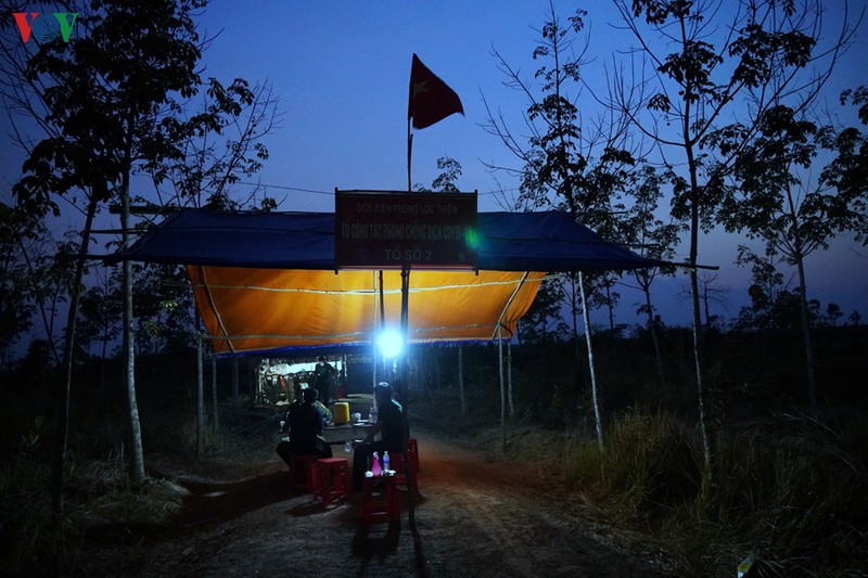 anh: tuan tra bien gioi xuyen dem phong dich covid-19 hinh 17