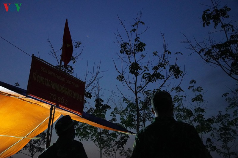 anh: tuan tra bien gioi xuyen dem phong dich covid-19 hinh 1