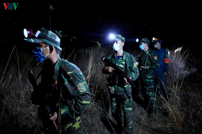 anh: tuan tra bien gioi xuyen dem phong dich covid-19 hinh 2