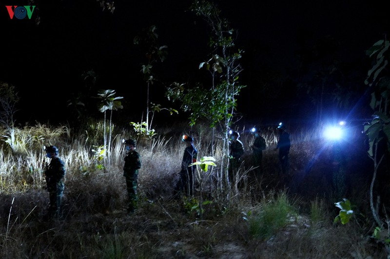 anh: tuan tra bien gioi xuyen dem phong dich covid-19 hinh 3