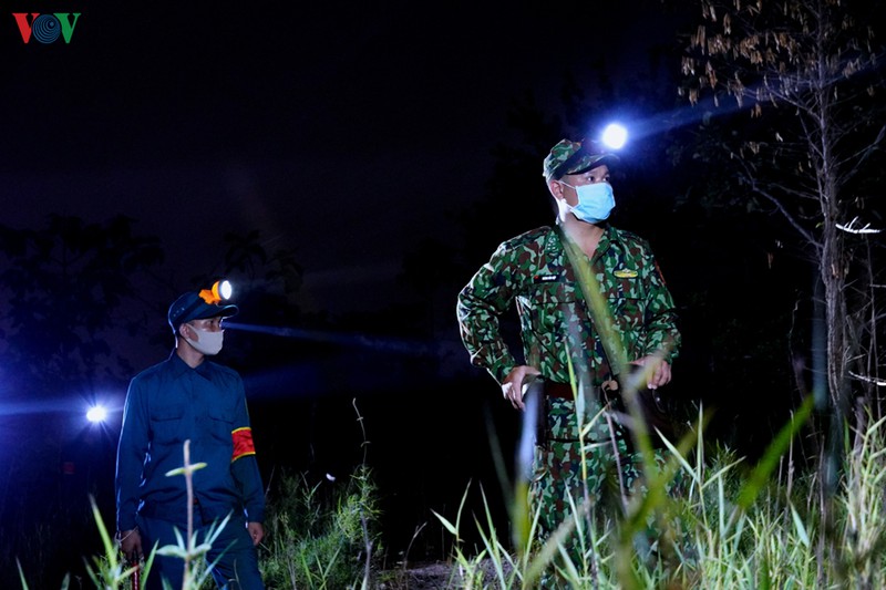 anh: tuan tra bien gioi xuyen dem phong dich covid-19 hinh 4