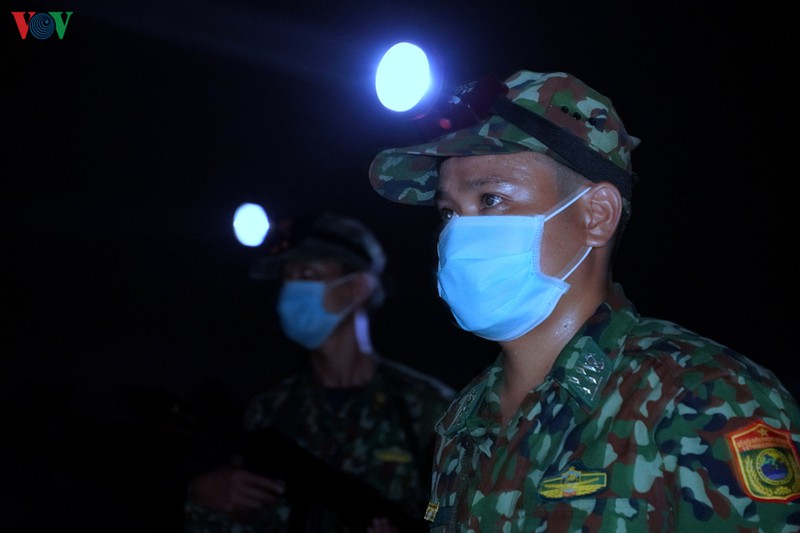 anh: tuan tra bien gioi xuyen dem phong dich covid-19 hinh 5