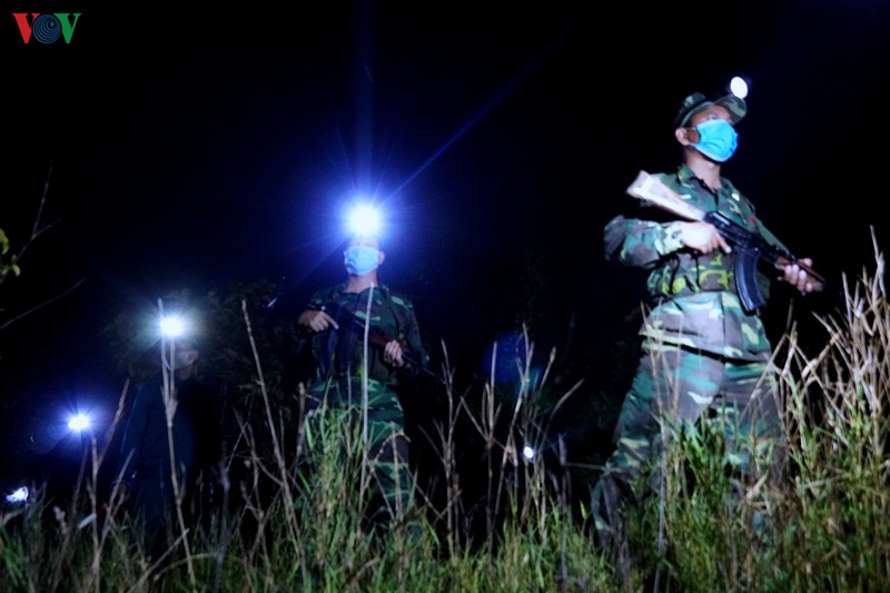 anh: tuan tra bien gioi xuyen dem phong dich covid-19 hinh 6