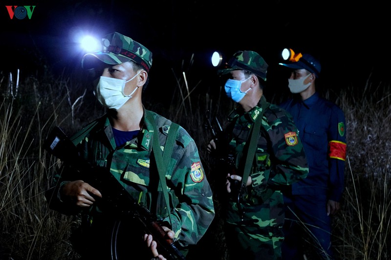 anh: tuan tra bien gioi xuyen dem phong dich covid-19 hinh 7