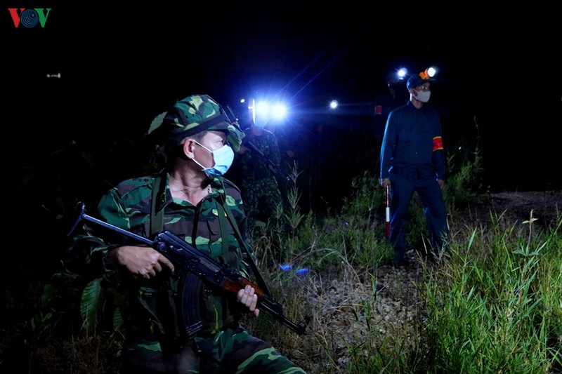 anh: tuan tra bien gioi xuyen dem phong dich covid-19 hinh 8