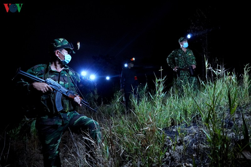 anh: tuan tra bien gioi xuyen dem phong dich covid-19 hinh 9