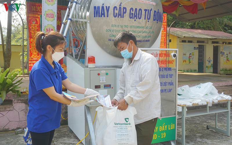 anh: hang tram dong bao thieu so ngheo o sa pa nhan gao tu "atm gao" hinh 10