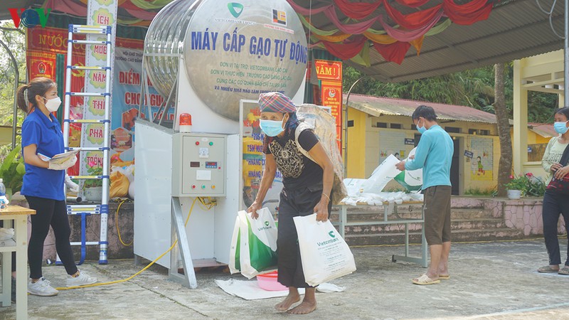 anh: hang tram dong bao thieu so ngheo o sa pa nhan gao tu "atm gao" hinh 13