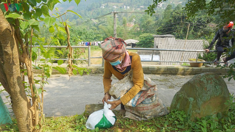 anh: hang tram dong bao thieu so ngheo o sa pa nhan gao tu "atm gao" hinh 14