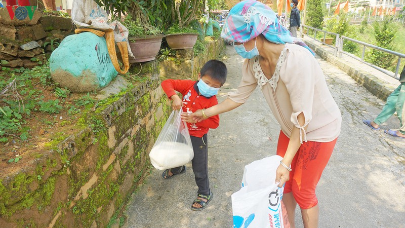 anh: hang tram dong bao thieu so ngheo o sa pa nhan gao tu "atm gao" hinh 16