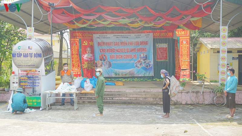 anh: hang tram dong bao thieu so ngheo o sa pa nhan gao tu "atm gao" hinh 6