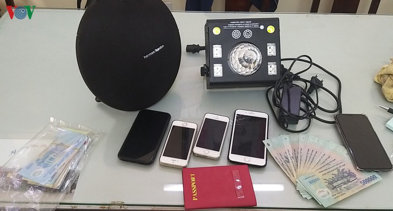thac loan cung gai mai dam trong khu chung cu hinh 2