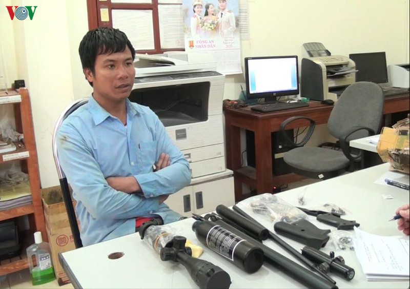 son la bat giu doi tuong mua ban, tang tru vu khi quan dung trai phep hinh 1
