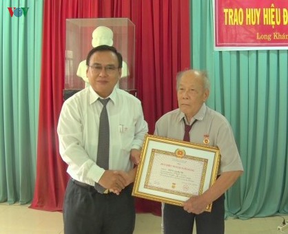 tien giang trao tang, truy tang 354 huy hieu dang cho cac dang vien cao nien hinh 1