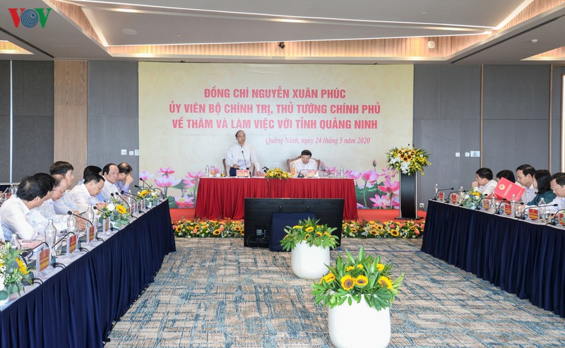 anh: thu tuong lam viec tai quang ninh va giao luu voi cong nhan mo hinh 1