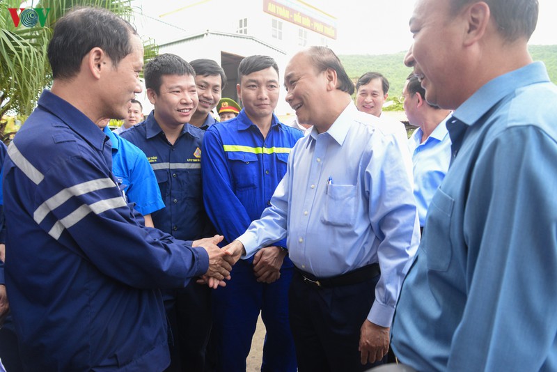 anh: thu tuong lam viec tai quang ninh va giao luu voi cong nhan mo hinh 5