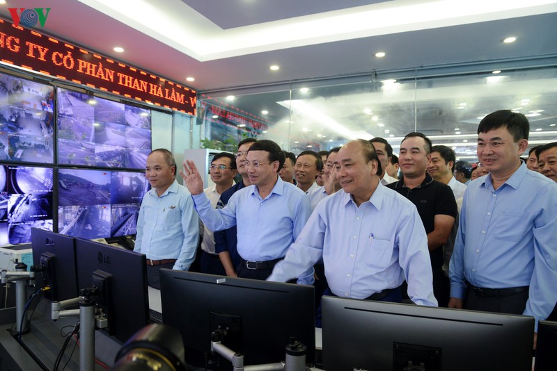 anh: thu tuong lam viec tai quang ninh va giao luu voi cong nhan mo hinh 6