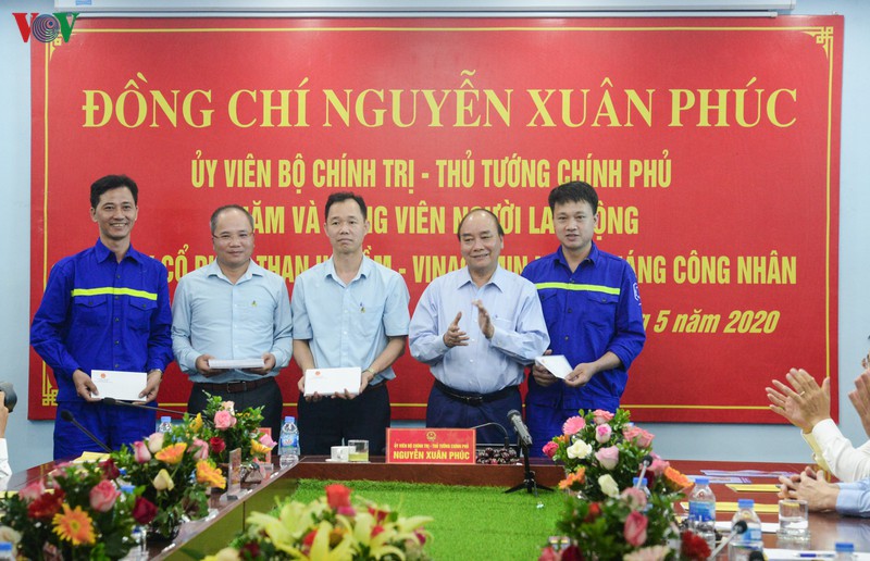 anh: thu tuong lam viec tai quang ninh va giao luu voi cong nhan mo hinh 7
