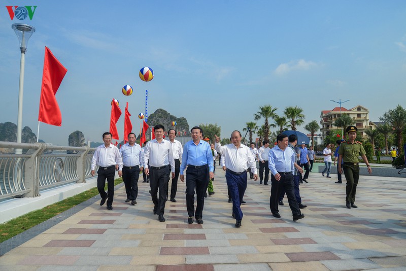 anh: thu tuong lam viec tai quang ninh va giao luu voi cong nhan mo hinh 9