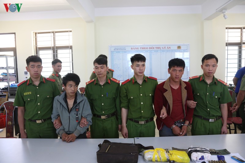 bat hai doi tuong van chuyen 15.000 vien ma tuy tong hop hinh 1