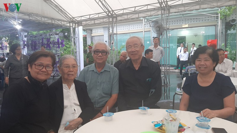 ban be, nguoi than doi mua den vieng ong muoi huong hinh 3