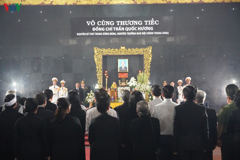 ban be, nguoi than doi mua den vieng ong muoi huong hinh 4