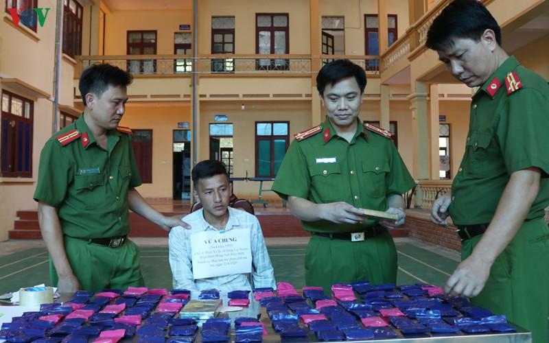 đối tượng mang 2 bánh heroin và 24.000 viên ma túy sa lưới ở điện biên hình 1 doi tuong mang 2 banh heroin va 24.000 vien ma tuy sa luoi o dien bien hinh 1