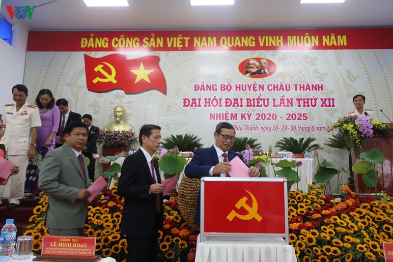 bau truc tiep bi thu huyen chau thanh, so phieu dong y dat tren 99%. hinh 1