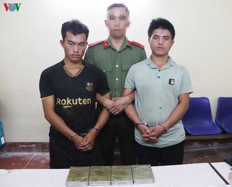 bat giu 2 doi tuong mang 4 banh heroin tu dien bien ve son la tieu thu hinh 1